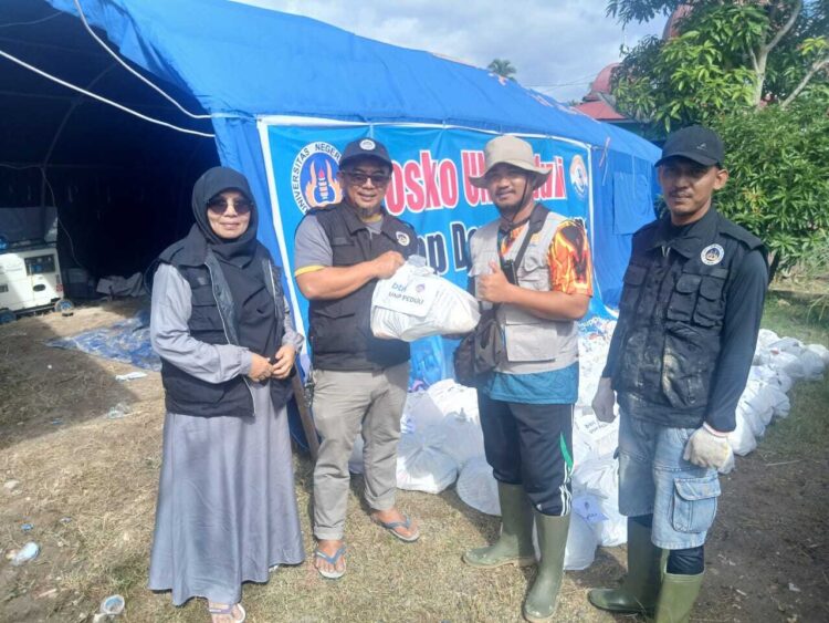 UNP Dirikan Posko Bencana di Tanjung Raya Agam, Bersihkan Lumpur, Salurkan Bantuan hingga Layanan Konseling 1 UNP mendirikan Posko UNP Peduli Bencana di Nagari Bancah, Tanjung Raya, Kabupaten Agam, Jumat (5/12).