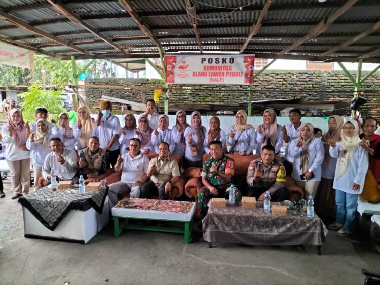 Aksi Kemanusiaan Berlanjut, Komunitas Alang Laweh Peduli Gelar Donor Darah bersama PMI 1 Panitia donor darah foto bersama dengan Ketua DPRD Kota Padang Muharlion,Lurah Alang Laweh,Babinsa Alang Laweh,Bhabinkhatibmas Alang Laweh, setelah acara pembukaan kegiatan donor darah secara resmi (13/12).