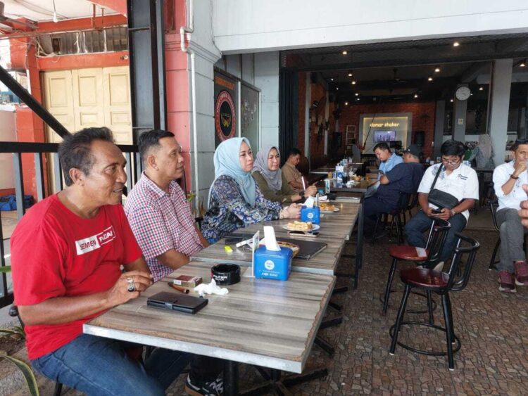 Chairwoman WIES Sari Lenggogeni bersama Sekretaris WIES Yulviadi berikan keterangan pers, Jumat (19/12) di Padang.