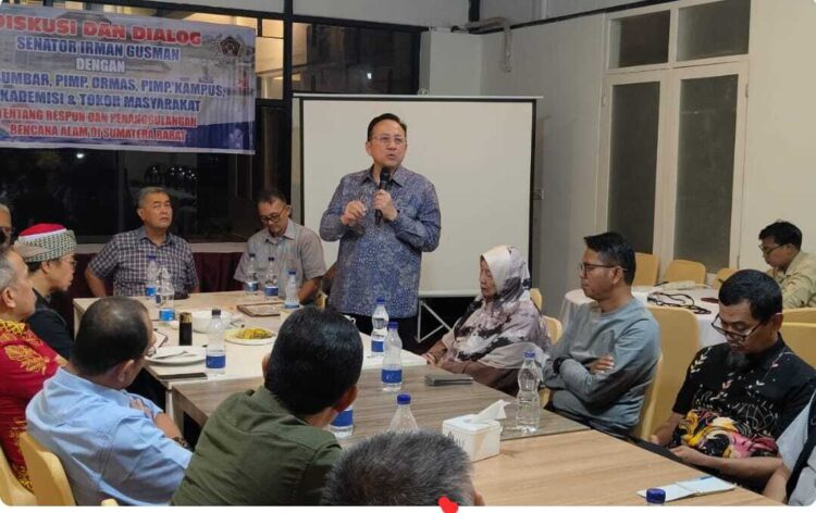 Ketua IJTI Sumbar, Defri Mulyadi saat diskusi penanganan bencana Sumbar yang diinisiasi Senator RI Irman Gusman dan PWI Sumbar di Padang Senin (15/12).