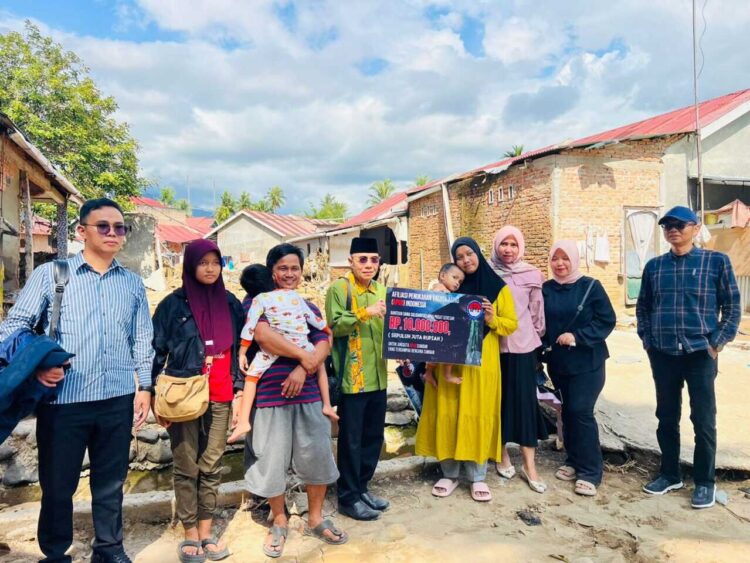 Ketua APVA Sumbar Darmali didampingi pengurus menyerahkan bantuan untuk Dini, salah seorang korban bencana alam yang rumahnya rata dengan tanah, Rabu (3/12).