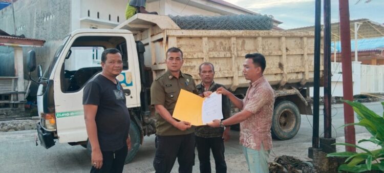 Lurah Koto Lalang Irsyadhardani bersama tokoh masyarakat menerima bantuan kawat batu bronjong untuk mengatasi abrasi sungai di Perumahan Pondok Ranah Minang.