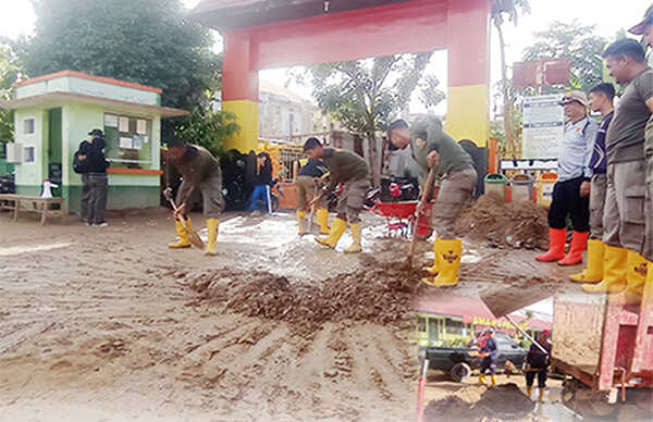 Pemko Perpanjangan Tanggap Darurat hingga 15 Desember, Normalisasi Fasilitas Pendidikan dan Penanganan Pengungsi Diprioritaskan 1 PEMBERSIHAN SMAN 9— Perwakilan sejumlah OPD Pemko Padang, mulai dari BPBD, Damkar, DLH, serta OPD lain bekerjasama dengan TNI/Polri, guru, masyarakat, dan siswa sekolah untuk melakukan pembersihan di areal SMAN 9 dan jalur irigasi.