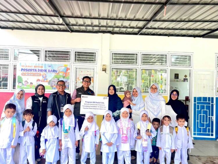 Peduli Pendidikan, BRI Region 03 Padang Bantu Perbaikan Sarana Prasarana TK Mekar Sari 1 RCEO BRI Region 3 Padang, Riza Pahlevi diwakili Department Head BRI, Aditya Martha Pratama menyerahkan bantuan bantuan sarana prasarana TK Mekar Sari, Jumat (12/12).