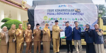 BANTUAN ALKES— Gubernur Sumbar Mahyeldi Ansharullah menerima bantuan Donasi Peduli Bencana Hidrometeorologi berupa alat kesehatan (alkes) dari Laznas LMI Sumsel, di halaman Istana Gubernuran, Senin (29/12).