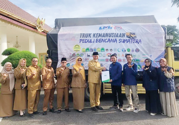 Gubernur Bantuan Alkes Rp1 M dari Laznas LMI Sumsel 1 BANTUAN ALKES— Gubernur Sumbar Mahyeldi Ansharullah menerima bantuan Donasi Peduli Bencana Hidrometeorologi berupa alat kesehatan (alkes) dari Laznas LMI Sumsel, di halaman Istana Gubernuran, Senin (29/12).