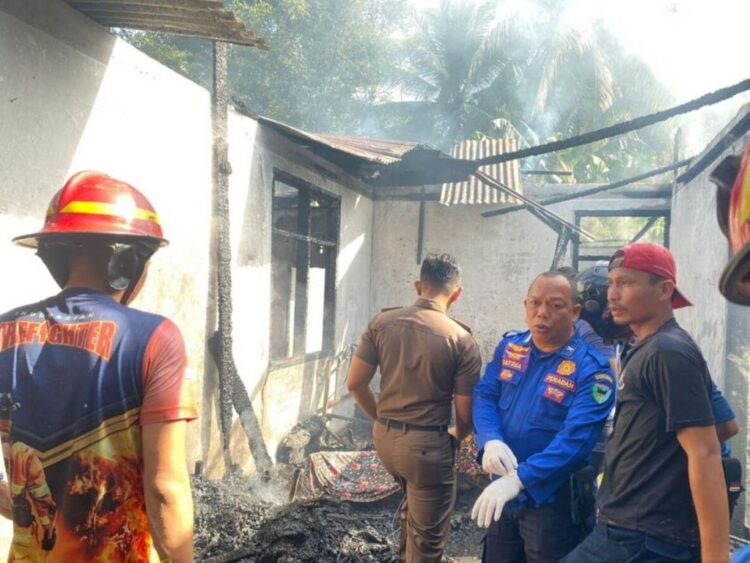 TERBAKAR— Musibah kebakaran menelan korban jiwa di Kampung Koto, Nagari Salido, Kecamatan IV Jurai, Kabupaten Pesisir Selatan, Senin (22/12) pagi. Seorang warga lanjut usia bernama Syaiful Ikhlas (62) meninggal dunia setelah terjebak di dalam rumahnya yang dilalap api.