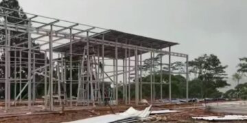 PEMBANGUNAN HUNTARA—Pascamusibah tanah bergerak di Jorong Aia Angek, Nagari Koto Tinggi, Kecamatan Gunuang Omeh, Kabupaten .50 Kota, kini rumah hunian sementara (huntara) sebanyak 60 unit telah mulai dibangun di atas 1 hektare.