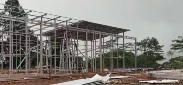 PEMBANGUNAN HUNTARA—Pascamusibah tanah bergerak di Jorong Aia Angek, Nagari Koto Tinggi, Kecamatan Gunuang Omeh, Kabupaten .50 Kota, kini rumah hunian sementara (huntara) sebanyak 60 unit telah mulai dibangun di atas 1 hektare.