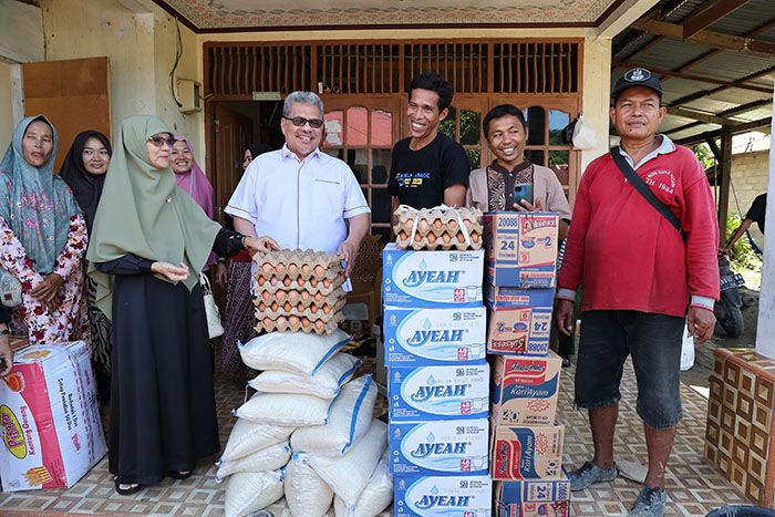 BANTUAN SEMBAKO—Ketua DPRD Sumbar, Muhidi menyerahkan bantuan sembako untuk warga yang terdampak bencana di Kota Padang.
