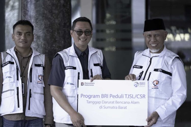 Gubernur Sumbar, Mahyeldi Ansharullah, menerima bantuan Rp850 juta dari Relawan Elang BRI. Bantuan bagian dari Program BRI Peduli TJSL/CSR Tanggap Darurat Bencana diserahkan PGS RCEO BRI Kanwil Padang, Taufik di halaman Kantor Gubernur Sumbar, Jumat (5/12).