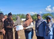 Kajari Padang Serahkan Administrasi Kependudukan Korban Banjir