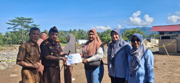 SERAHKAN ADMINISTRASI KEPENDUDUKAN— Kajari Padang, Koswara, didampingi jajaran Dinas Dukcapil Padang menyerahkan administrasi kependudukan warga di Lubuk Minturun Kelurahan Koto Panjang, Kecamatan Koto Tangah, Kota Padang, Selasa (23/12).