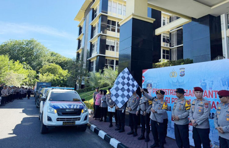 PELEPASAN— Kapolda Sumbar Irjen Pol Gatot Tri Suryanta didampingi Wakapolda Brigjen Pol Solihin melepas keberangkatan bantuan untuk korban bencana.