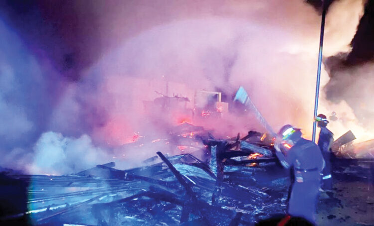 KEBAKARAN— Kebakaran hebat menghanguskan dua unit rumah gadang di Jorong Tabek Pala, Nagari Talang, Kecamatan Gunung Talang, Kabupaten Solok, pada Minggu (28/12) dini hari.