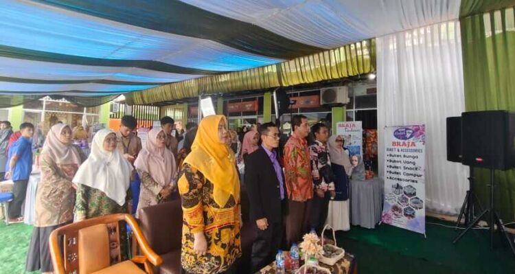 Unjuk Karya Produk Kreativitas 2025 SMKN 2 Padang, Dorong Lahirnya Wirausaha Muda 1 UNJUK KARYA— Siswa dan siswi SMKN 2 Padang menggelar Unjuk Karya Produk Kreativitas Tahun 2025 sebagai ajang menampilkan hasil proyek kewirausahaan berbasis kreativitas.