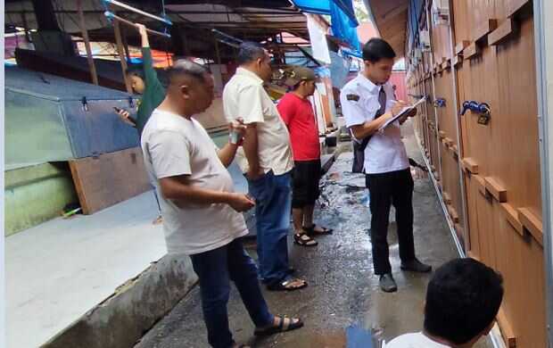 175 Penerima Manfaat Terima Salurkan Bantuan Permakanan 1 RELOKASI PEDAGANG— Ratusan kios di belakang eks Terminal Belakang Pos Lantas Payakumbuh dan di Jalan Sutan Usman telah selesai dikerjakan CV. Lintas Roda Baru. Kios ini akan ditempati pedagang korban kebakaran Pusat Pertokoan Blok Barat Pasar Payakumbuh yang terjadi pada 26 Agustus lalu.