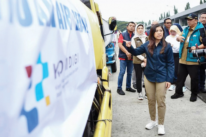 BANTUAN TANGKI AIR— Menkomdigi Meutya Hafid saat melepas bantuan tangki air di Bandara Kualanamu, Deli Serdang, Minggu (26/12).
