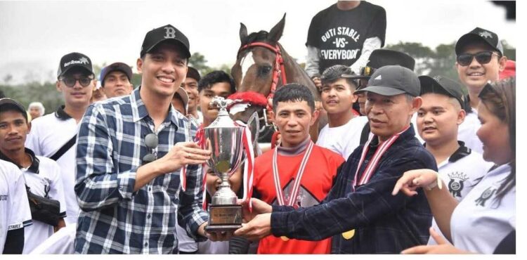 SERAHKAN PIALA— Wali Kota Sawahlunto Riyanda Putra bersama Wakil Wali Kota Jeffry Hibatullah saat menyerahkan hadiah pada event sport tourism pacu kuda “Bank Nagari Sawahlunto Derby 2025” di Gelanggang Pacuan Kuda Kandi.