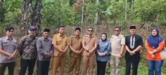 Pemkab Pasaman Gercep Surati Provinsi, Ditemukan Fenomena Tanah Retak-Retak di Tiga Kecamatan 1 KUNJUNGI LOKASI TANAH RETAK— Plt. Kepala Pelaksana BPBD Pasaman, Dedi melihat langsung lokasi tanah retak di tiga kecamatan.