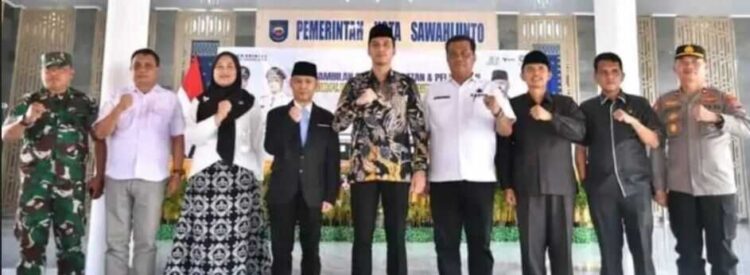 FOTO BERSAMA—Wali Kota Sawahlunto, Riyanda Putra, usai  melantik dan mengambil sumpah Adriyan Yudistiara sebagai Direktur PT Wahana Wisata Sawahlunto (WWS) masa jabatan 2025-2030.