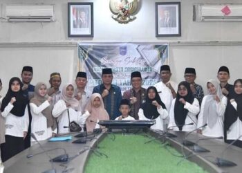 PELEPASAN KAFILAH— Sekda Sawahlunto Rovanly Abdams melepas para kafilah Musabaqah Tilawatil Qur’an (MTQ) Kota Sawahlunto menuju Kota Bukittinggi.