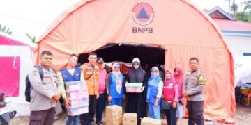 KUNJUNGI TENDA PENGUNGSI— Anggota DPR RI Fraksi Partai NasDem, Lisda Hendrajoni, mengunjungi lokasi dan tebda pengungsian warga terdampak banjir di Kecamatan Bayang Utara, Kabupaten Pesisir Selatan, Sabtu (27/12).