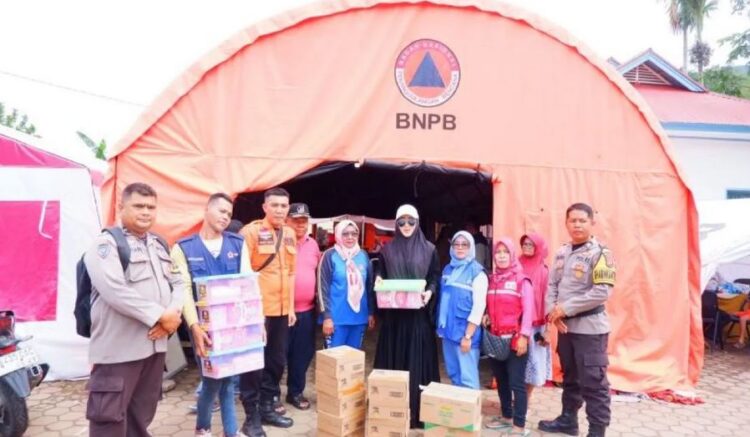 KUNJUNGI TENDA PENGUNGSI— Anggota DPR RI Fraksi Partai NasDem, Lisda Hendrajoni, mengunjungi lokasi dan tebda pengungsian warga terdampak banjir di Kecamatan Bayang Utara, Kabupaten Pesisir Selatan, Sabtu (27/12).