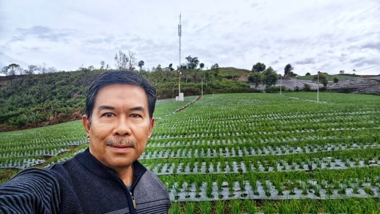 KEBUN BAWANG—Mantan Senior Manager PT Supreme Energy Muara Laboh, Nofrins saat berada di areal tanaman bawang.
