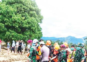 EVAKUASI— Petugas gabungan mengevakuasi mayat perempuan yang ditemukan di tepian Batang Anai tepatnya di Korong Pasar Kandang, Nagari Balah Hilir, Kecamatan Lubuk Alung, Rabu (17/12).