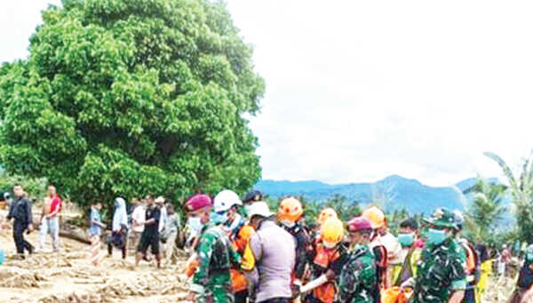 Diduga Korban Banjir Bandang, Mayat Perempuan Ditemukan di Tepian Batang Anai 1 EVAKUASI— Petugas gabungan mengevakuasi mayat perempuan yang ditemukan di tepian Batang Anai tepatnya di Korong Pasar Kandang, Nagari Balah Hilir, Kecamatan Lubuk Alung, Rabu (17/12).