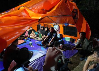 TINGGAL DI POSKO— Bupati Solok Jon Firman Pandu mengunjungi posko pengungsian untuk memastikan kondisi masyarakat baik baik saja di Nagari Gantuang Ciri.