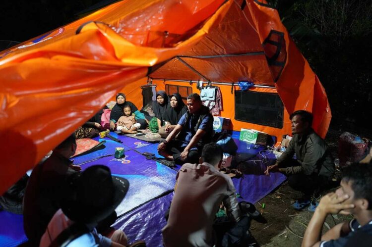 65 KK Warga Gantuang Masih Menghuni Posko Pengungsian 1 TINGGAL DI POSKO— Bupati Solok Jon Firman Pandu mengunjungi posko pengungsian untuk memastikan kondisi masyarakat baik baik saja di Nagari Gantuang Ciri.