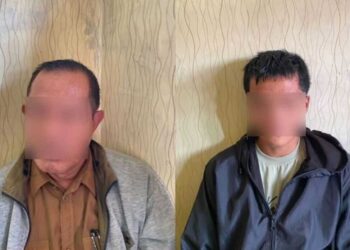 TERCIDUK MESUM— Dua pasangan sesama jenis terciduk mesum di toilet masjid Syarif Cindakir, Kecamatan Bungus Teluk Kabung, Kota Padang, Senin (15/12).