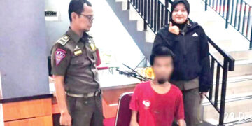 DIAMANKAN— Satpol PP Kota Bukittinggi mengamankan seorang pemuda yang nekat live TikTok di kawasan wisata Jam Gadang.