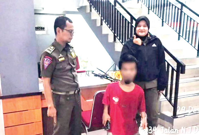 DIAMANKAN— Satpol PP Kota Bukittinggi mengamankan seorang pemuda yang nekat live TikTok di kawasan wisata Jam Gadang.