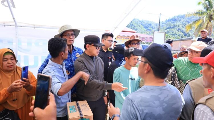 DIALOG—Wakil Menteri Dalam Negeri, Bima Arya, dialog dengan para korban banjir saat meninjau lokasi .