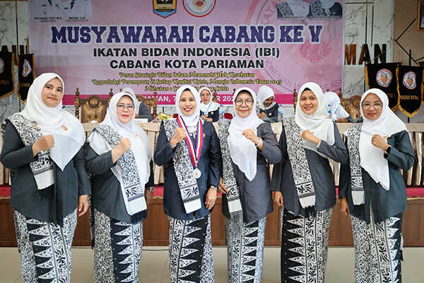 Badriah Khalidi Dipercaya lagi Pegang Tampuk IBI Kota Pariaman 1 PELANTIKAN—Ketua Pengurus Daerah IBI Sumbar Ismarni, melantik pimpinan Ikatan Bidang Indonesia (IBI) Cabang Kota Pariaman yang terpilih dalam pemilihan langsung berdasarkan pengurus ranting wilayah IBI Kota Pariaman, di Aula Balaikota Pariaman.