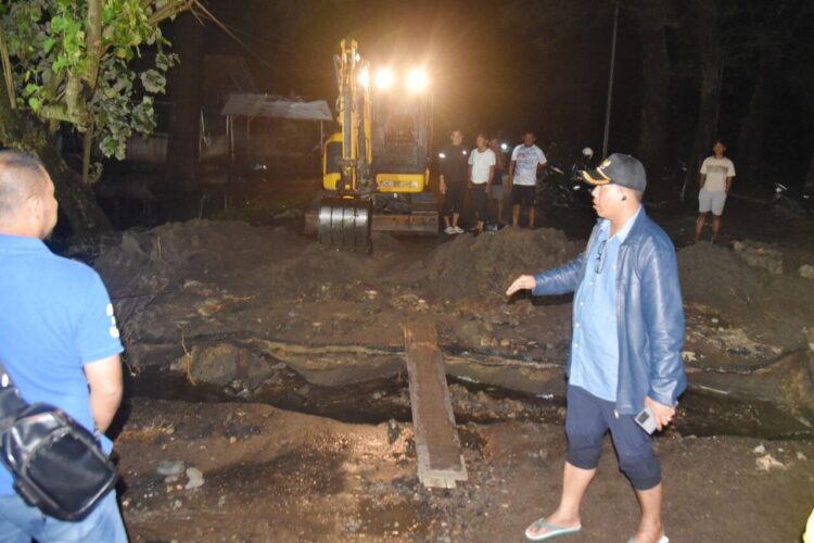 PANTAU—Wakil Wali Kota Pariaman Mulyadi didampingi Sekretaris Daerah Afrizal Azhar, pantgau alat berat sejauhmana pengerjaan. .