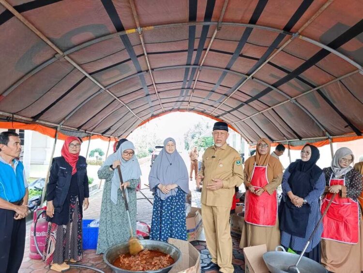 TP PKK Sumbar Bikin 1 Ton Rendang untuk Korban Banjir Sumatera 1 MARANDANG— Gubernur Sumbar Mahyeldi ikut menyaksikan kegiatan marandang yang diinisiasi TP PKK Sumbar, sebagai upaya membantu masyarakat Sumatera terdampak bencana hidrometeorologi. Kegiatan marandang dengan target 1 ton ini dilakukan di Istana Gubernuran.