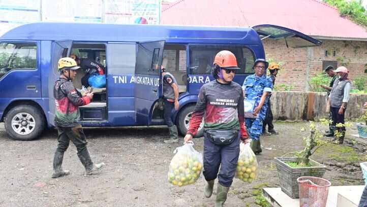 Lanud Sutan Sjahrir Salurkan 1000 Paket Makananuntuk Warga Nagari Anduriang 1 BANTUAN PAKET MAKANAN— Prajurit TNI Angkatan Udara Lanud Sutan Sjahrir Padang saat salurkan sebanyak 1.000 paket makanan kepada warga terdampak bencana di Nagari Anduriang, Kecamatan 2 x 11 Kayu Tanam, Kabupaten Padang Pariaman,