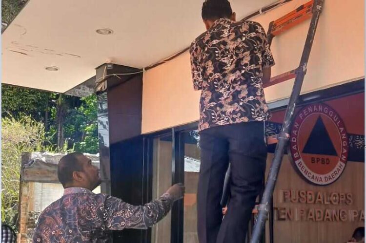 Diskominfo Tunjukan Aksi Nyata, Dukung Kelancaran Operasi Tanggap Darurat 1 PULIHKAN LAYANAN KOMUNIKASI—Terlihat dua orang petugas sedang memasang jaringan untuk dapat digunakan bersama.