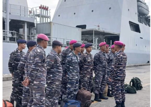 PERSIAPAN KEBERANGKATAN— Prajurit Jalasena mempersiapkan diri untuk keberangkatan menuju Sibolga dengan KRI  Bontang.