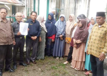 FOTO BERSAMA— Pengacara Jufri, Yurnalis dan pengurus, serta para guru usai konferensi pers, Sabtu (13/12).