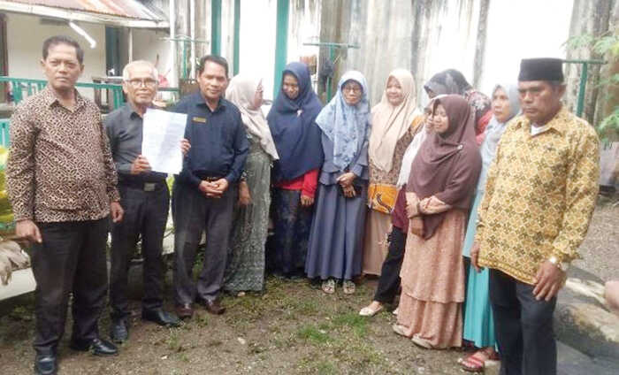Kisruh Aset dan Tanah Wakaf PGAI Sumbar tak Pernah Tuntas, OTK Masuk Pekarangan tanpa Izin, Kepsek Lapor Polisi 1 FOTO BERSAMA— Pengacara Jufri, Yurnalis dan pengurus, serta para guru usai konferensi pers, Sabtu (13/12).
