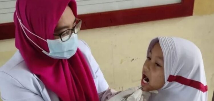 Permintaan Warga Sawahlunto Periksa Kesehatan Sangat Besar, Tertinggi di Sumbar dan Melampaui Target Nasional 1 PERIKSA GIGI— Seorang pelajar SD memeriksa kesehatan giginya untuk mendapatkan gigi yang sehat pada petugas kesehatan.