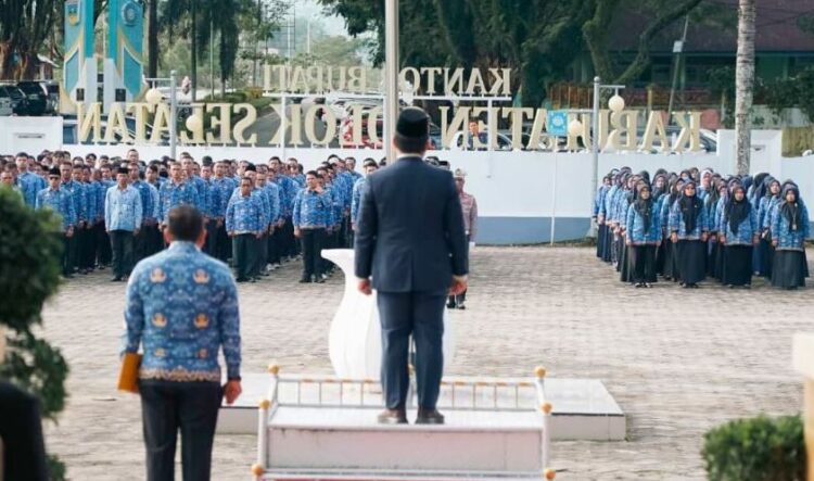 Peringatan Hari Bela Negara 2025, Wujudkan Cinta Tanah Air dengan Tindakan Nyata 1 UPACARA HBN— Bupati Solok Selatan diwakili Asisten Pemerintahan dan Kesra Setdakab, Efi Yandri, menjadi Inspektur Upacara Peringatan HBN ke-77, Jumat (19/12).