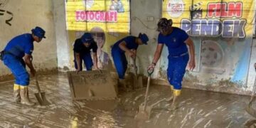 29 Personel Polri Bersihkan Material Lumpur di SMA Negeri 1 Batang Anai