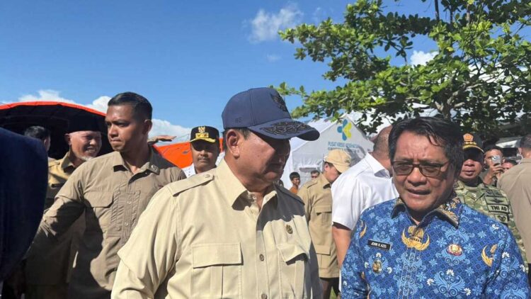 TINJAU—Presiden Ri Prabowo Suibianto bersama bupati saat meninjau lokasi bencana.