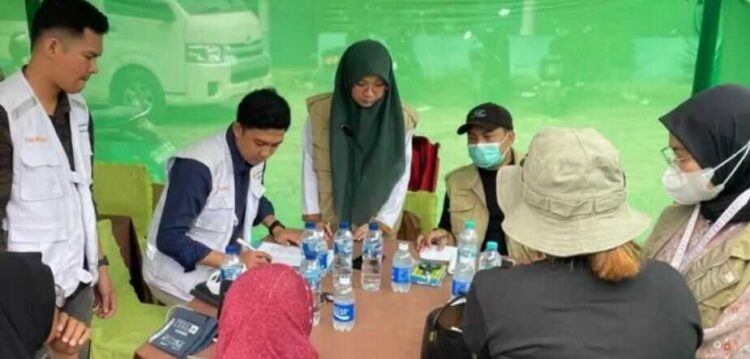 PT Bukit Asam Bantu Korban Banjir dan Longsor di Sumbar 1 BUKA POSKO—Tenaga kesehatan Tim PT Bukit Asam Peduli membuka posko pelayanan kesehatan bagi warga korban banjir bandang dan longsor.